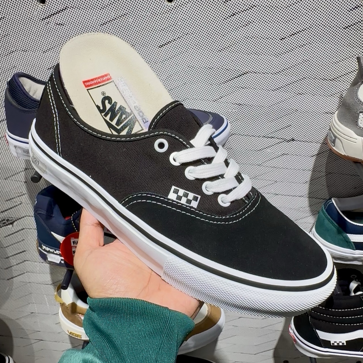 SKATE AUTHENTIC black/white